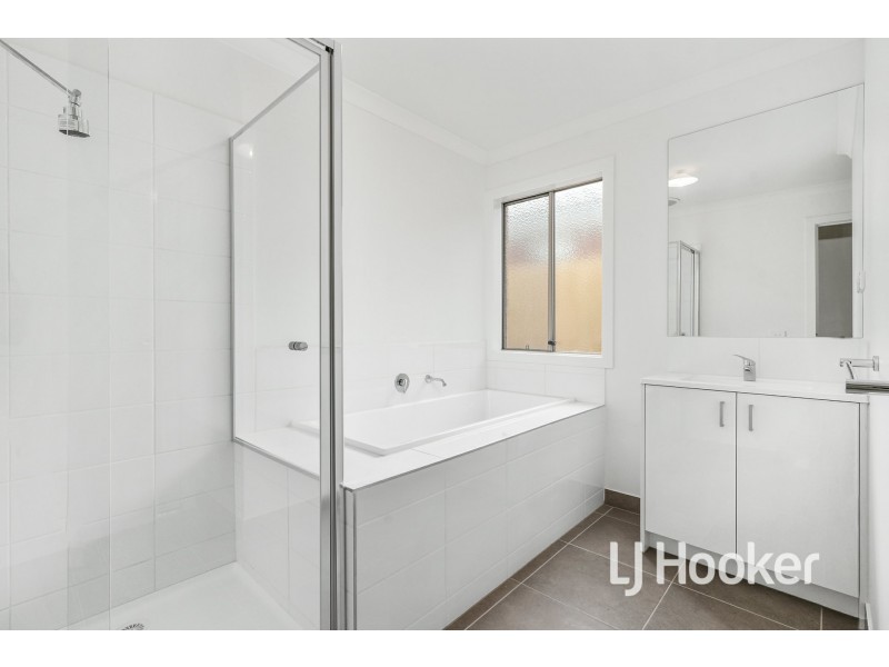 16 Newcastle Drive, Officer VIC 3809