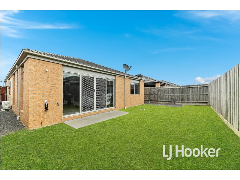 16 Newcastle Drive, Officer VIC 3809