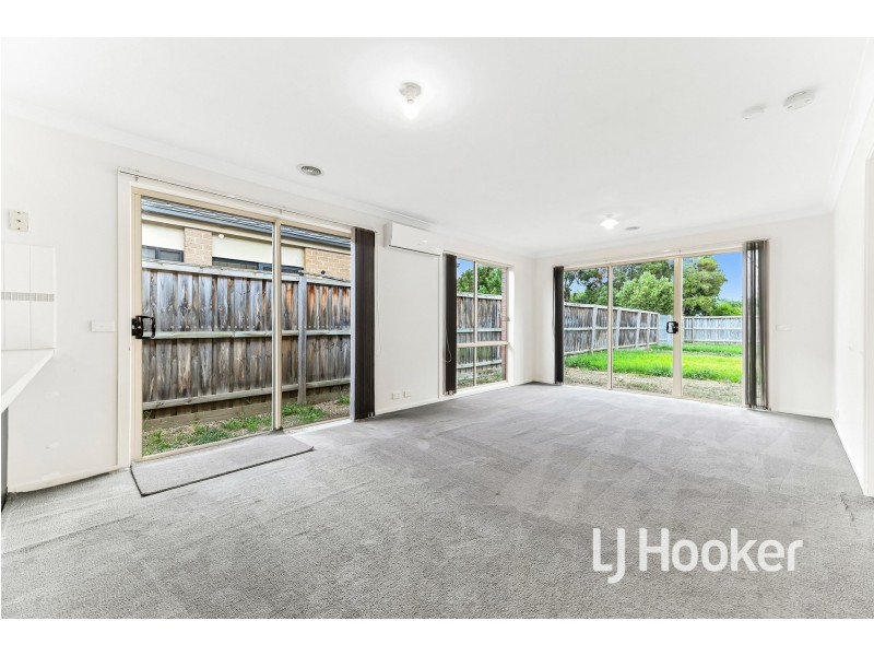 42 Devine Drive, Pakenham VIC 3810