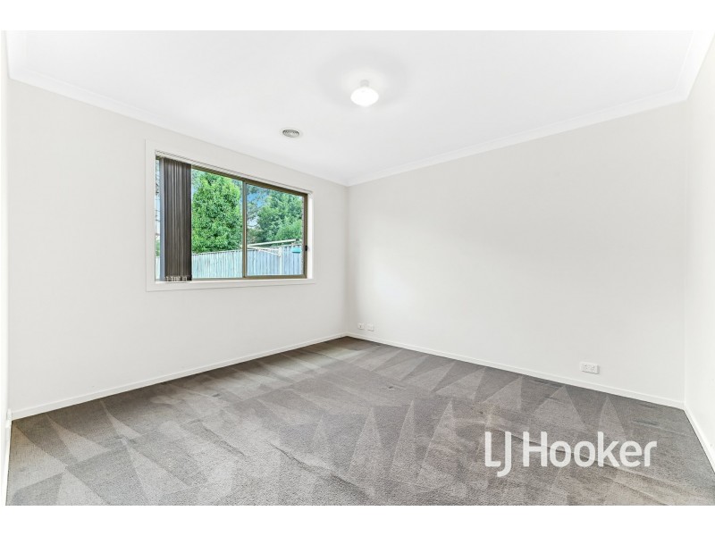 42 Devine Drive, Pakenham VIC 3810