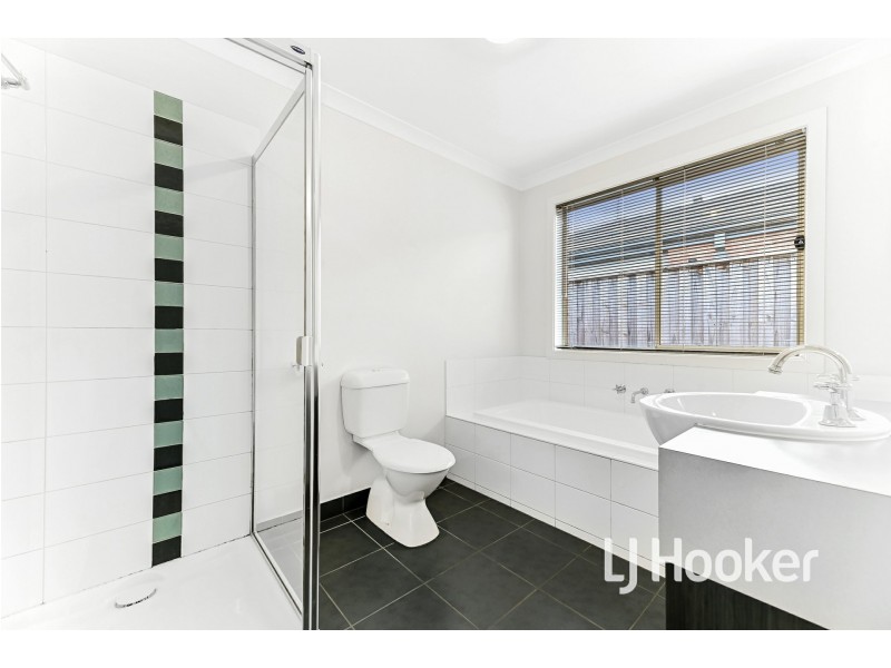 42 Devine Drive, Pakenham VIC 3810