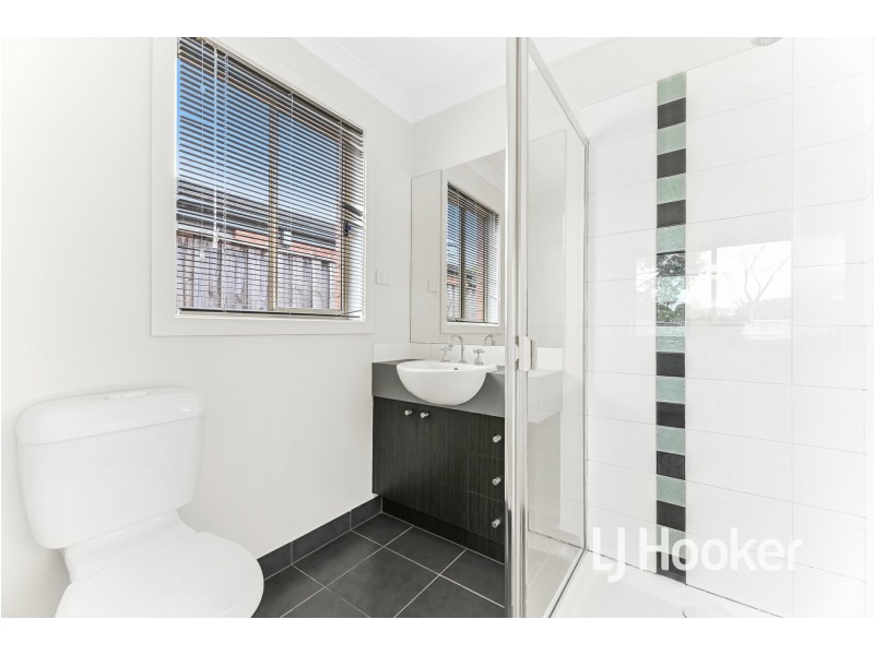 42 Devine Drive, Pakenham VIC 3810