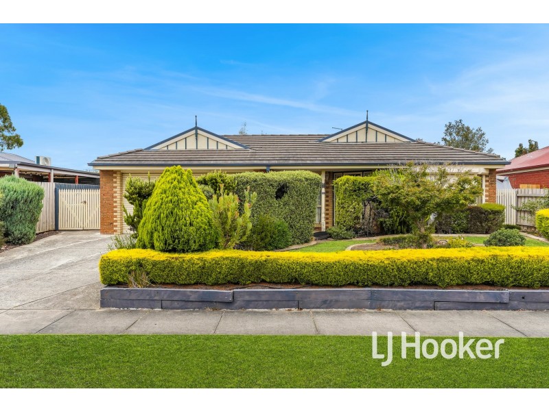 16 Sir Thomas Drive, Pakenham VIC 3810