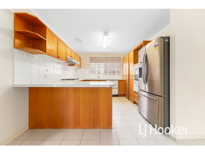 16 Sir Thomas Drive, Pakenham VIC 3810