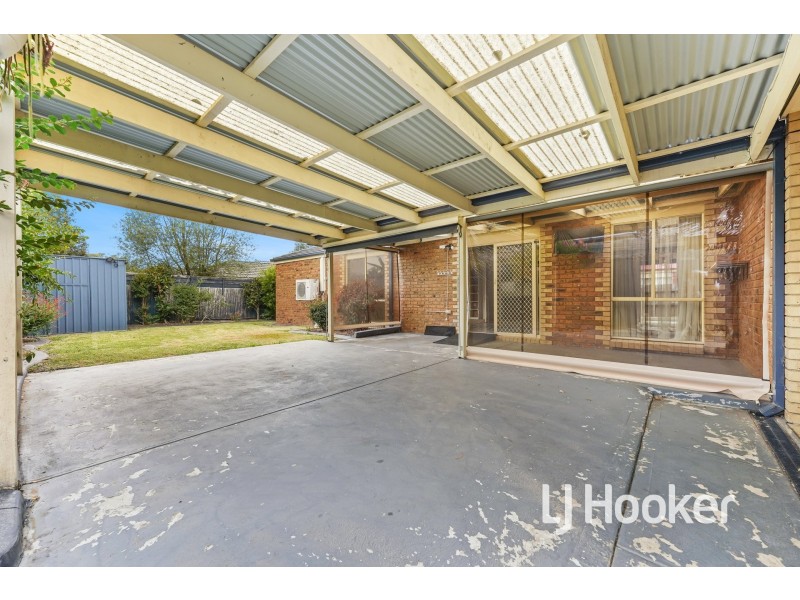 16 Sir Thomas Drive, Pakenham VIC 3810