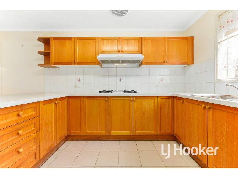 16 Sir Thomas Drive, Pakenham VIC 3810