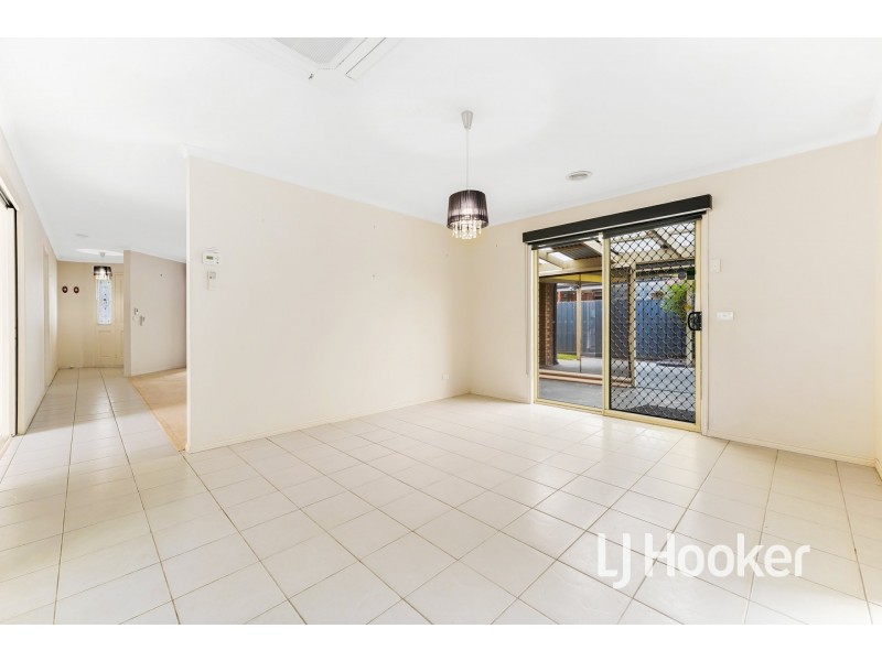 16 Sir Thomas Drive, Pakenham VIC 3810