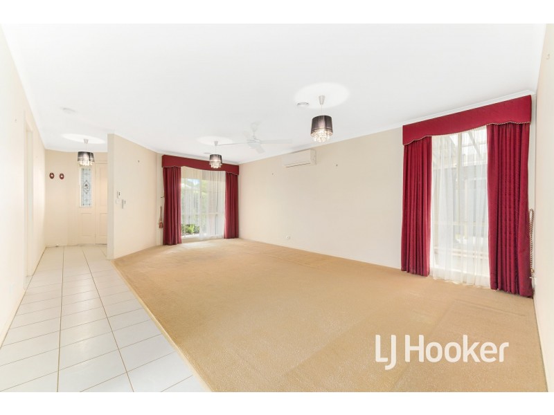 16 Sir Thomas Drive, Pakenham VIC 3810