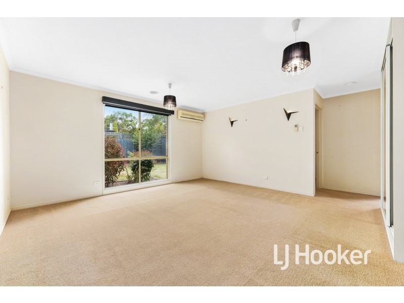 16 Sir Thomas Drive, Pakenham VIC 3810