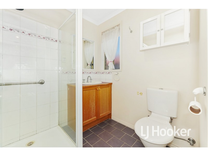 16 Sir Thomas Drive, Pakenham VIC 3810