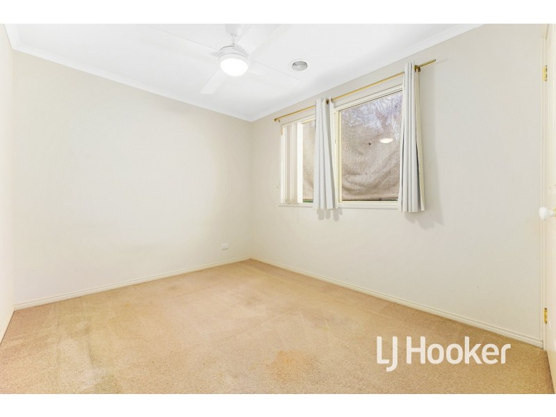 16 Sir Thomas Drive, Pakenham VIC 3810