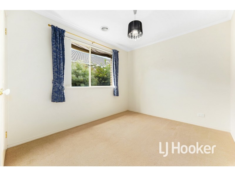 16 Sir Thomas Drive, Pakenham VIC 3810