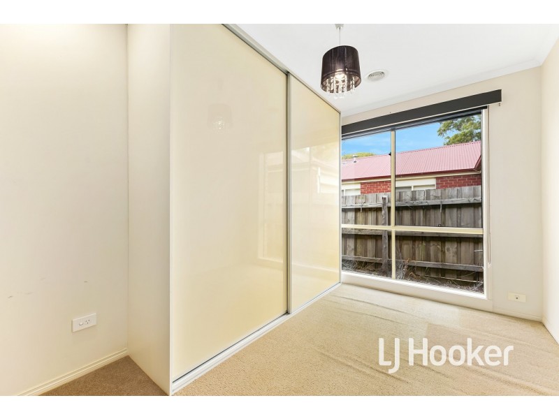 16 Sir Thomas Drive, Pakenham VIC 3810