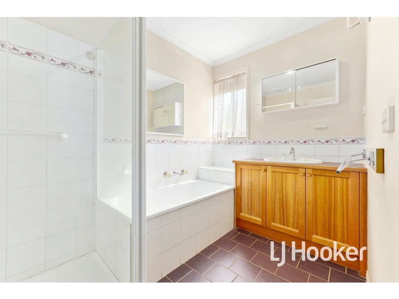 16 Sir Thomas Drive, Pakenham VIC 3810