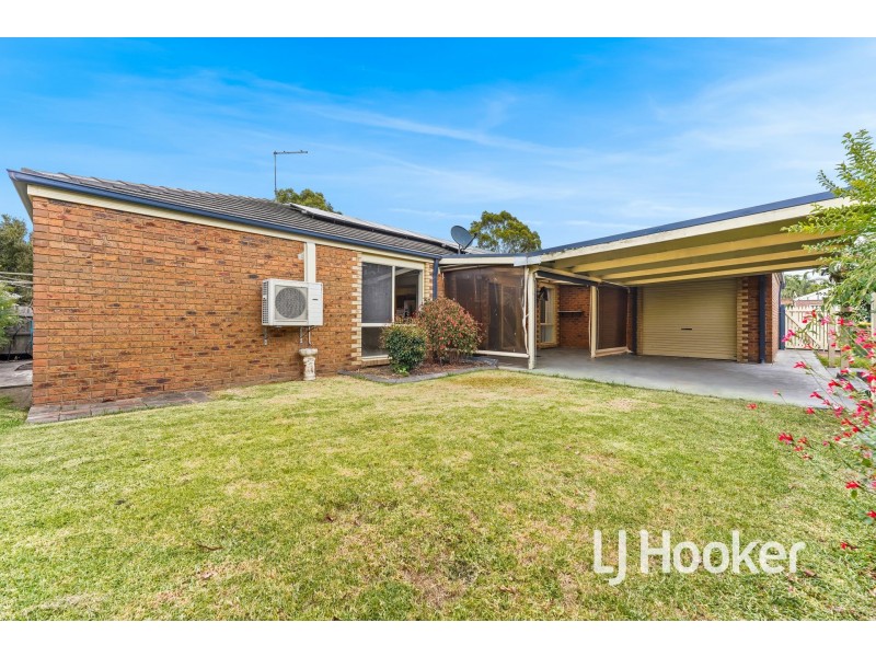16 Sir Thomas Drive, Pakenham VIC 3810