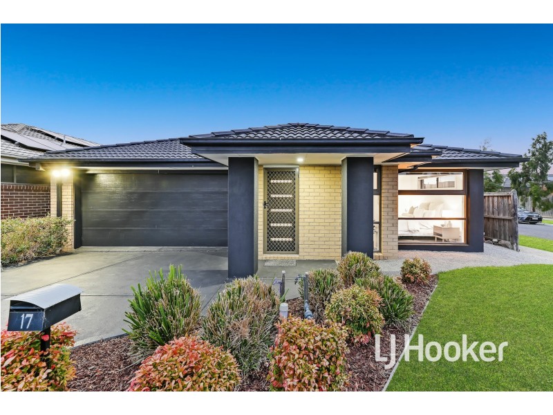 17 Caversham Drive, Pakenham VIC 3810