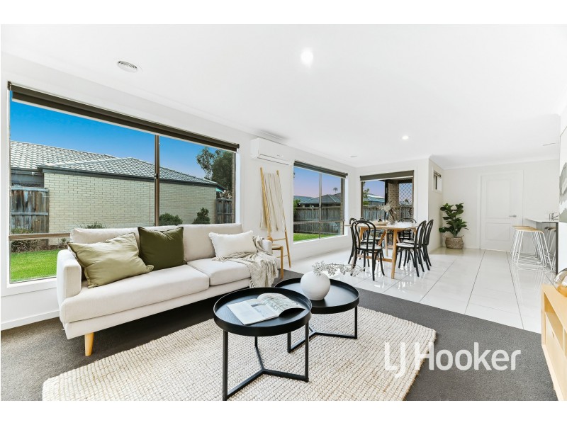 17 Caversham Drive, Pakenham VIC 3810