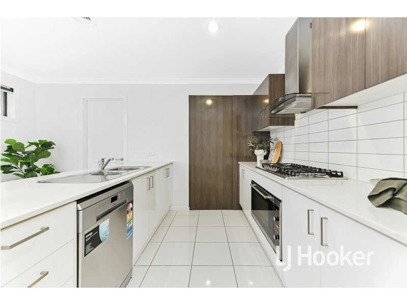 17 Caversham Drive, Pakenham VIC 3810