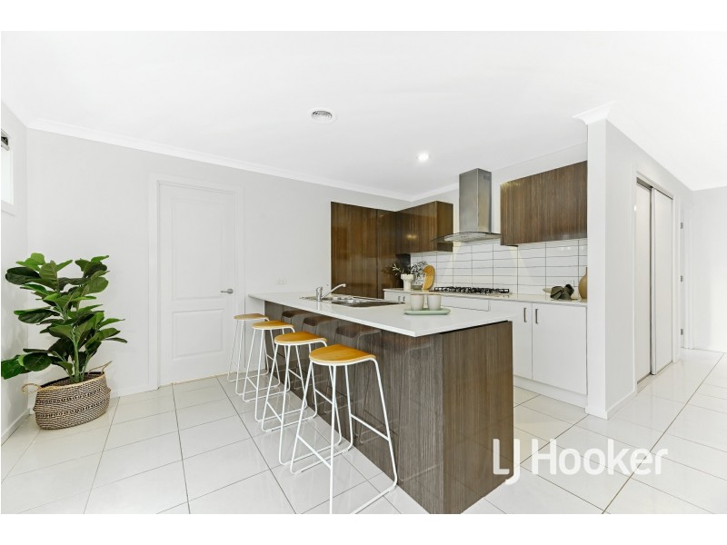 17 Caversham Drive, Pakenham VIC 3810