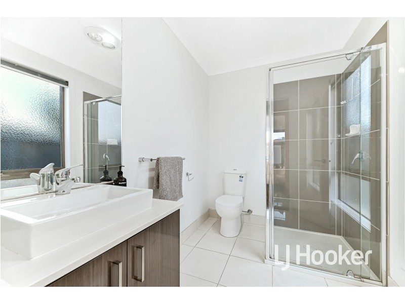 17 Caversham Drive, Pakenham VIC 3810