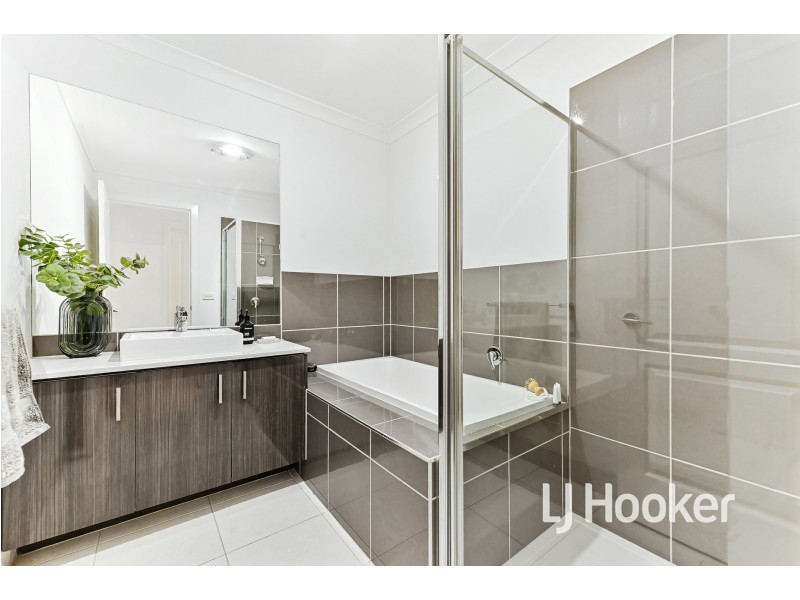 17 Caversham Drive, Pakenham VIC 3810