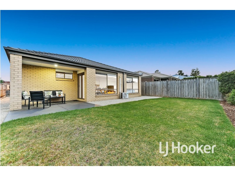17 Caversham Drive, Pakenham VIC 3810