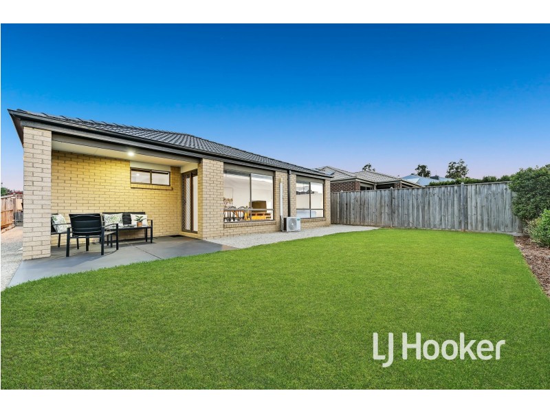 17 Caversham Drive, Pakenham VIC 3810
