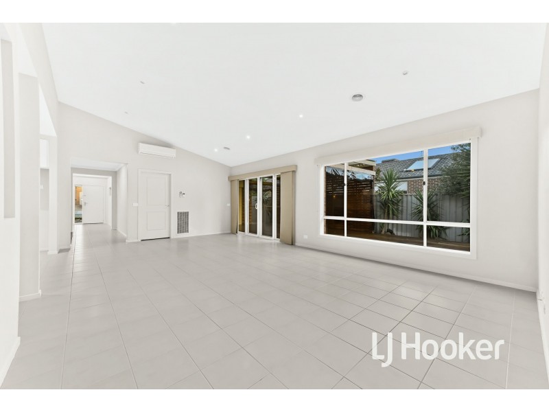 6 Hood Place, Pakenham VIC 3810