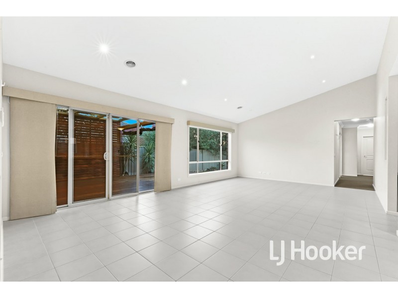 6 Hood Place, Pakenham VIC 3810