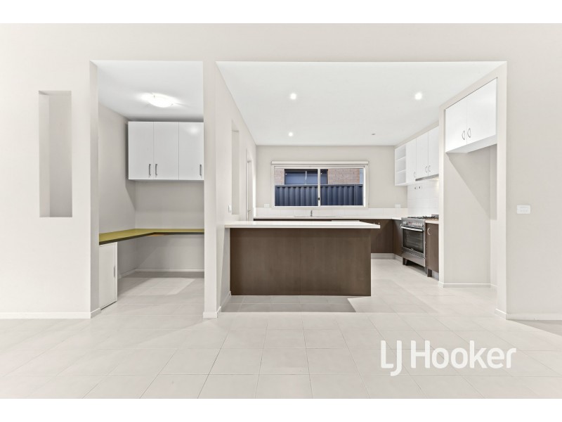 6 Hood Place, Pakenham VIC 3810