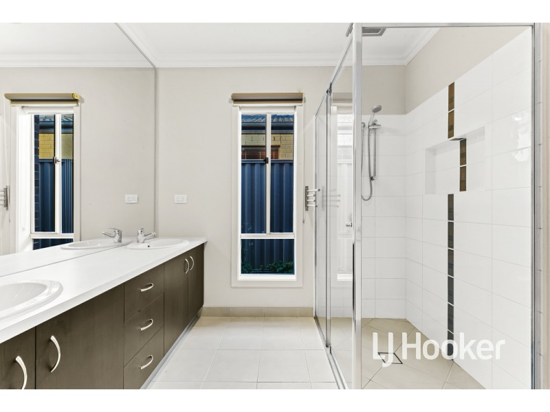 6 Hood Place, Pakenham VIC 3810