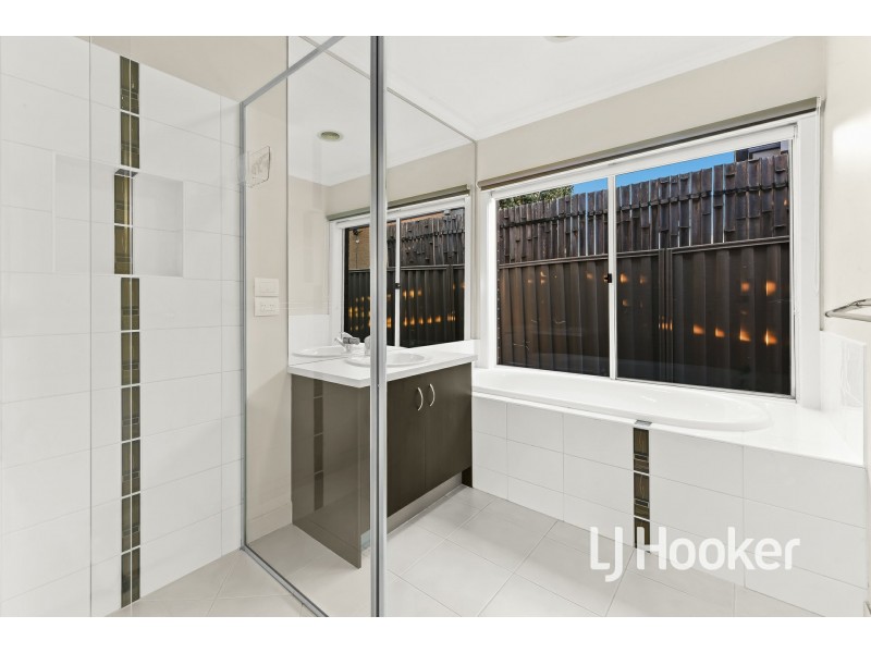 6 Hood Place, Pakenham VIC 3810