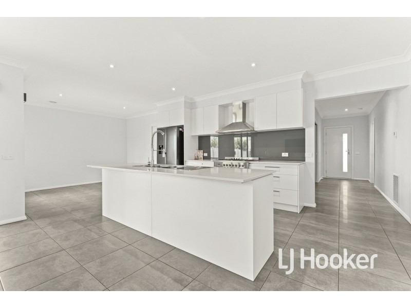 127 Moxham Drive, Clyde North VIC 3978