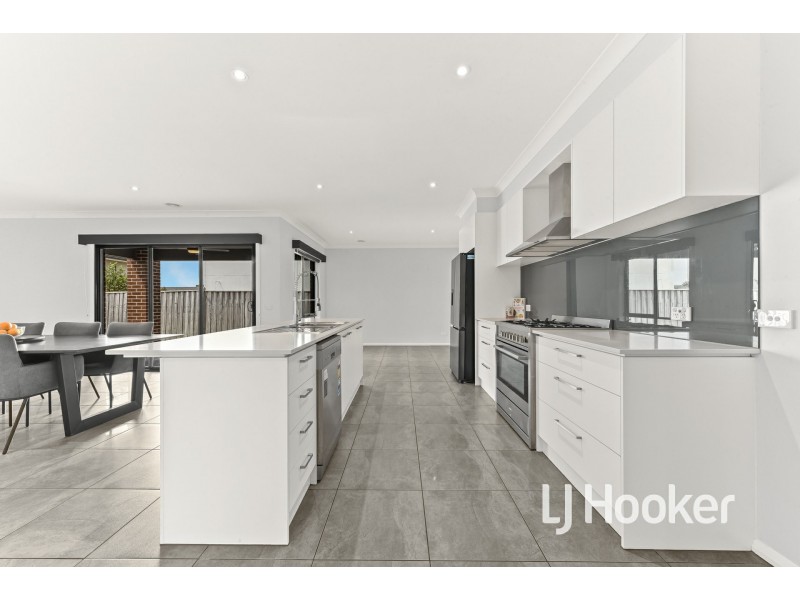 127 Moxham Drive, Clyde North VIC 3978