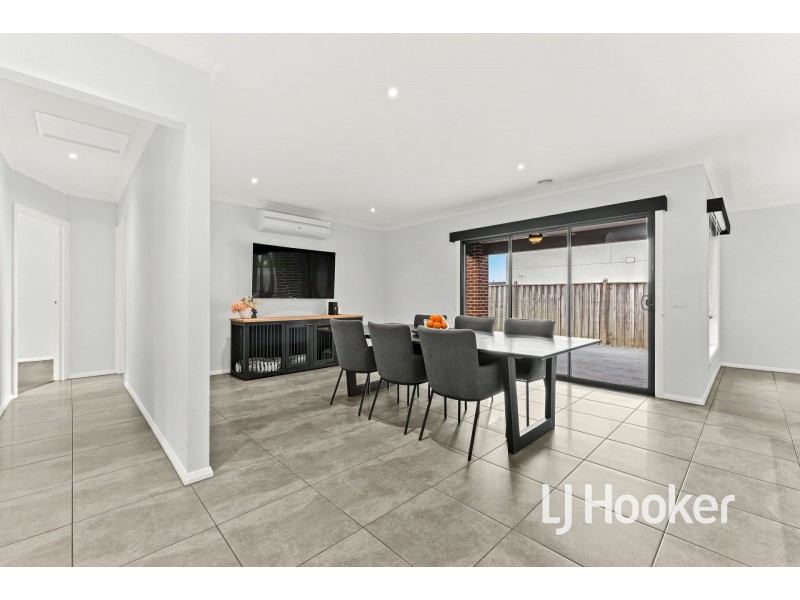 127 Moxham Drive, Clyde North VIC 3978