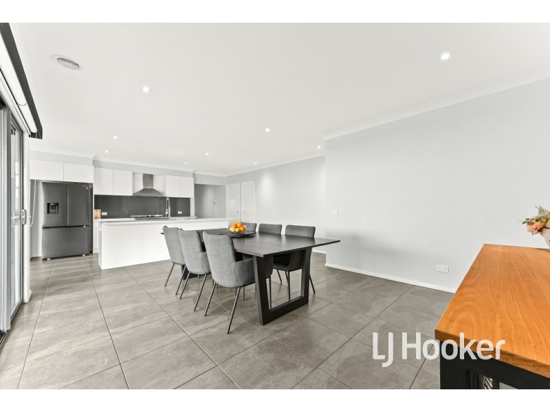 127 Moxham Drive, Clyde North VIC 3978