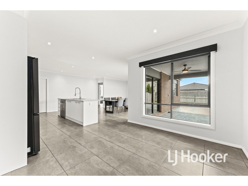 127 Moxham Drive, Clyde North VIC 3978