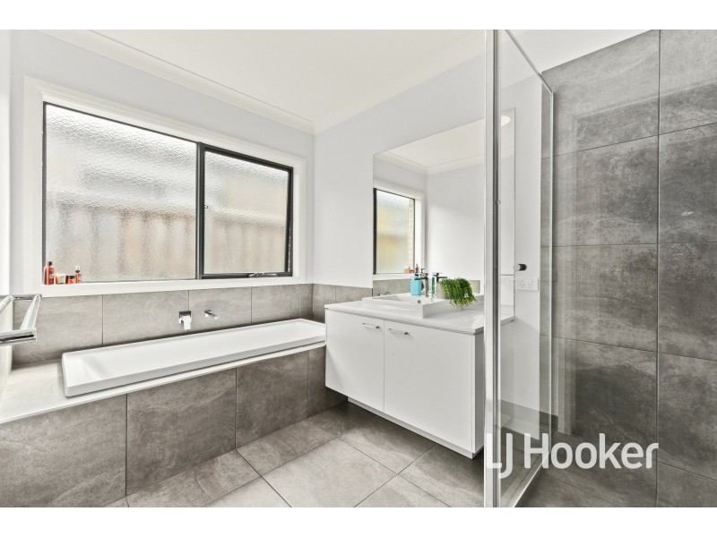 127 Moxham Drive, Clyde North VIC 3978