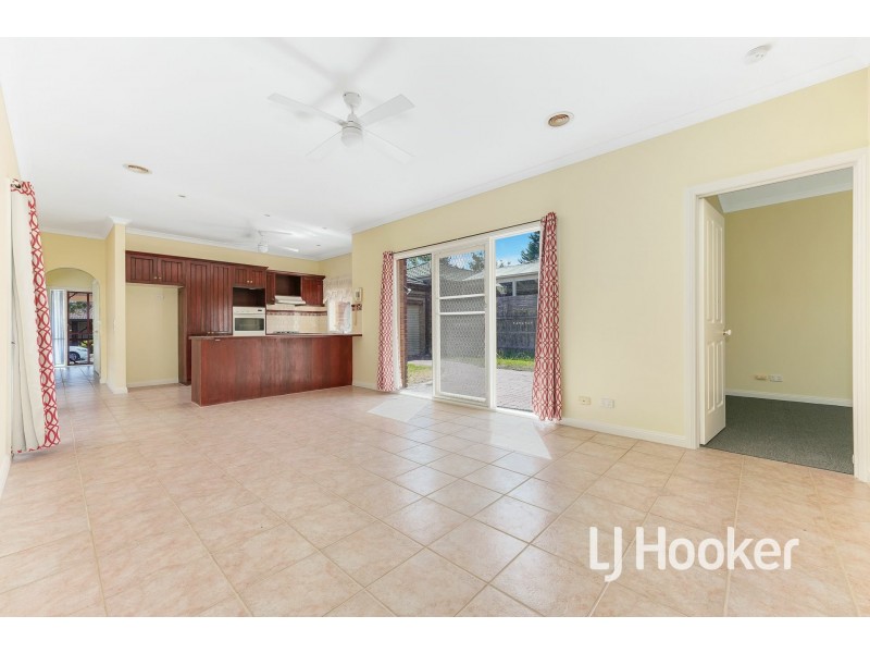 8 Samuel Close, Berwick VIC 3806