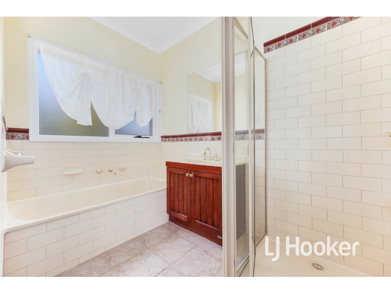 8 Samuel Close, Berwick VIC 3806