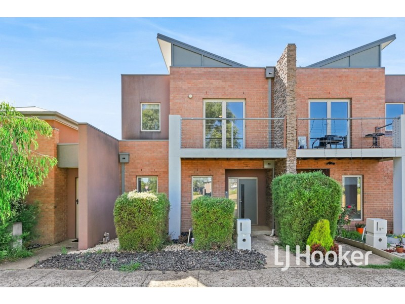 13 Pine Way, Pakenham VIC 3810