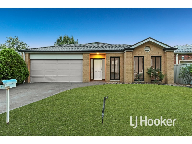 8 Oaklands Way, Pakenham VIC 3810