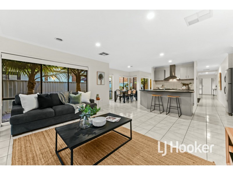 8 Oaklands Way, Pakenham VIC 3810