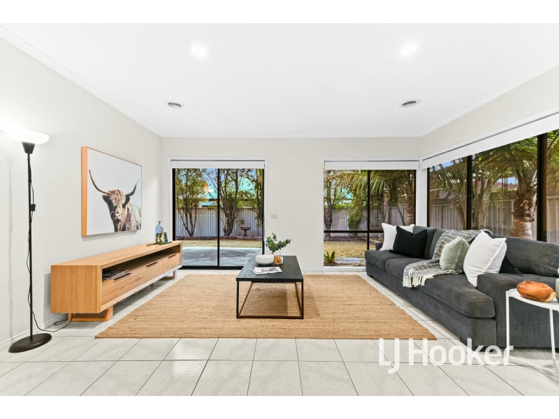8 Oaklands Way, Pakenham VIC 3810