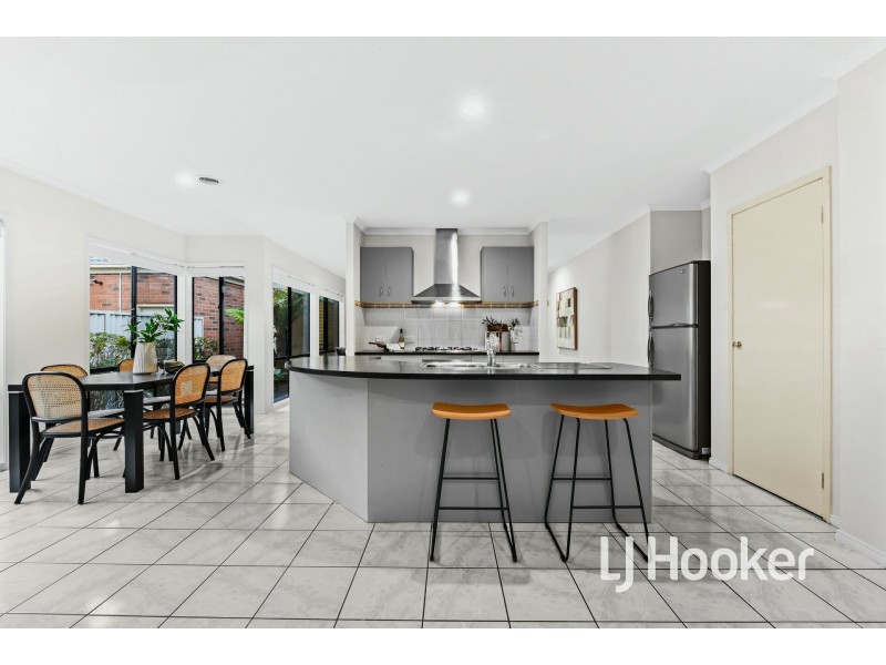8 Oaklands Way, Pakenham VIC 3810