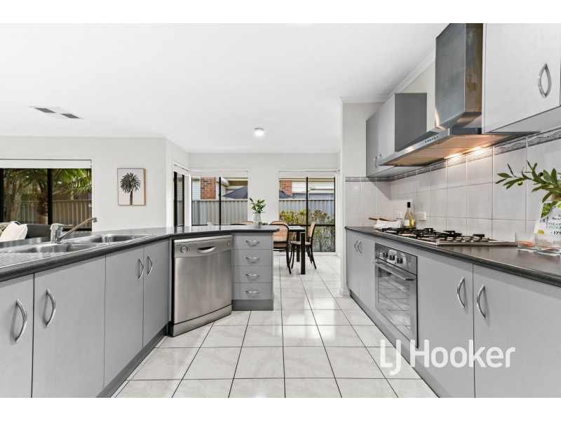 8 Oaklands Way, Pakenham VIC 3810