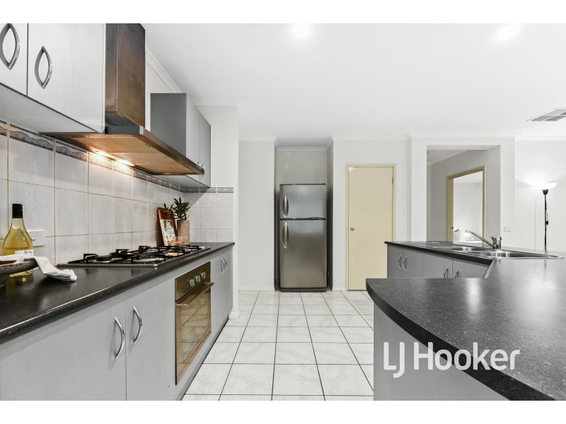 8 Oaklands Way, Pakenham VIC 3810
