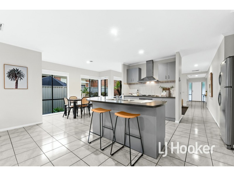 8 Oaklands Way, Pakenham VIC 3810