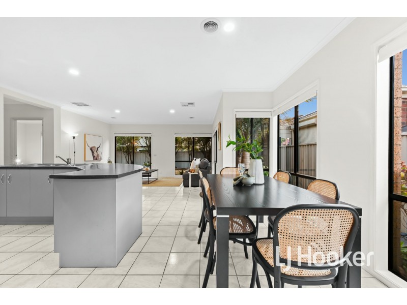 8 Oaklands Way, Pakenham VIC 3810