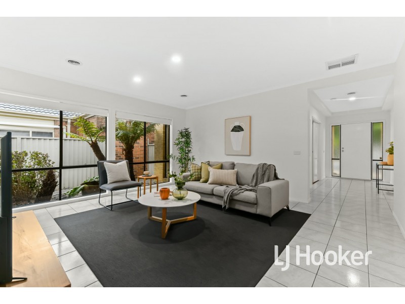 8 Oaklands Way, Pakenham VIC 3810